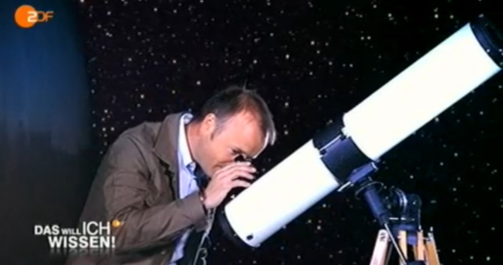 Karsten Schwanke beim professionell anmutenden Blick durch ein Newtonteleskop